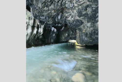 Los visitantes disfrutan el paseo por las aguas cristalinas del río Catarina. (Foto: Cortesía Uriel López)