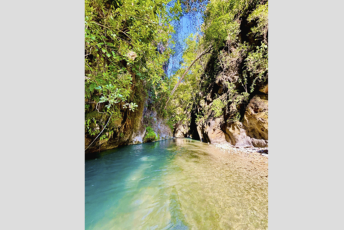 El paso por el puente permite apreciar cómo la humedad ha formado estalactitas entre ambas piedras. (Foto: Cortesía Uriel López)