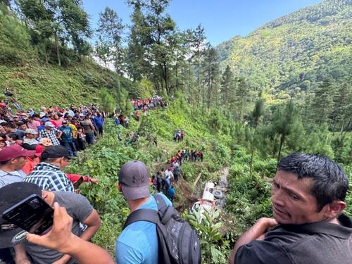 El incidente ocurrió cuando el picop en el que viajaban cayó por un barranco de aproximadamente 30 metros de profundidad. (Foto: Bomberos Voluntarios)