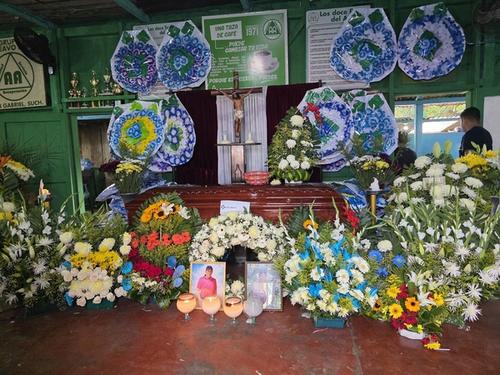 Cientos de flores llevaron amigos y familiares al velatorio del padre de tres niños. (Foto: Nuestro Diario)