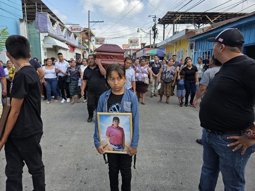 Una sobrina de Efraín Xicay llevó su fotografía durante el sepelio. (Foto: Nuestro Diario)