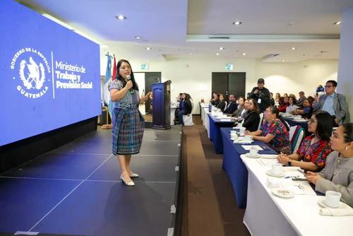 Participa en la feria de empleo en Sololá. Más de 20 empresas ofrecen plazas a jóvenes de 18 a 24 años. ¡Aplica a tu primer trabajo! (Foto: Erick Colop/Colaborador)