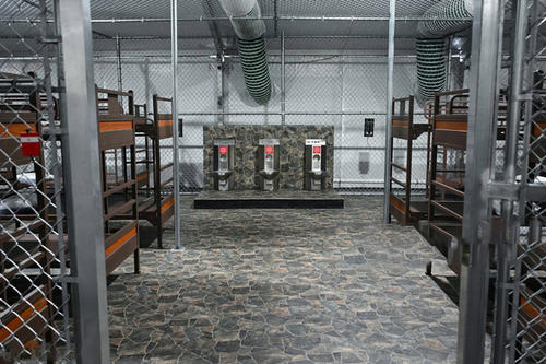 En el centro de detención migratorio Alligator Alcatraz, las 24 horas funciona el aire acondicionado. (Foto: Getty Images)