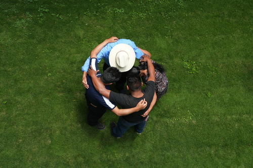 Familiares se dan un abrazo luego de contar su historia y su experiencia en la cárcel de Alligator Alcatraz, Florida. (Foto: Wilder López/ Soy502)