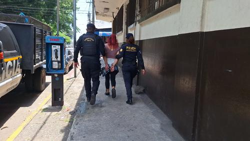 Sirley "N" fue detenida cuando intentaba ingresar al centro carcelario. (Foto: PNC)