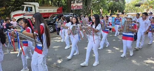 Desfiles de alumnos de centros educativos se realizaron para conmemorar el aniversario 101 del municipio de La Democracia. (Foto: José Gómez/Colaborador)