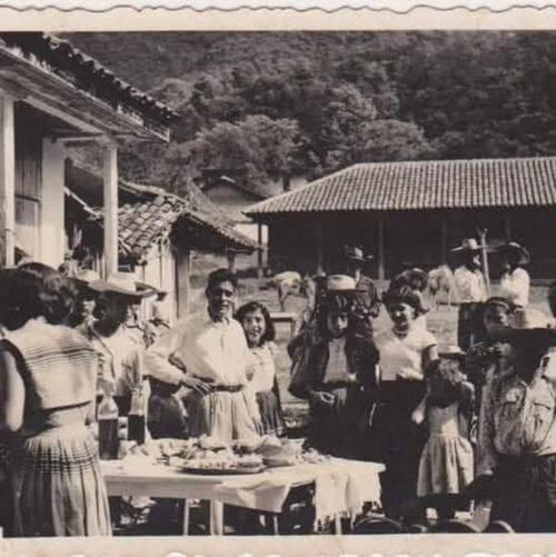 Pobladores en el antiguo mercado de La Democracia. (Foto: José Gómez/Colaborador)