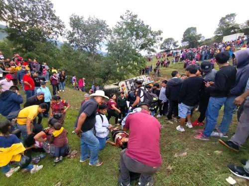Bomberos Voluntarios atendieron a las víctimas del accidente. (Foto: RR. SS.)