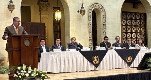 El presidente Bernardo Arévalo, acompañado de algunos ministros y secretarios de Estado, presentó la iniciativa que remitirá al Congreso. (Foto: Comisión Nacional contra la Corrupción)