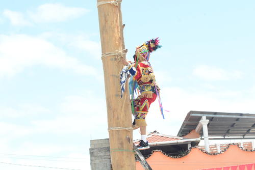 Los participantes suben escaleras de madera. (Foto: Leonel Vásquez/Colaborador)