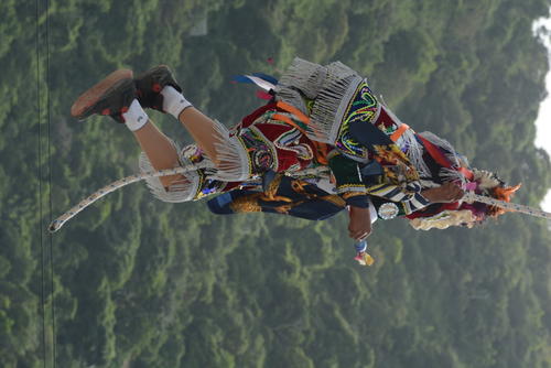 Con valentía y orgullo, los danzantes vuelan por los aires. (Foto: Leonel Vásquez/Colaborador)