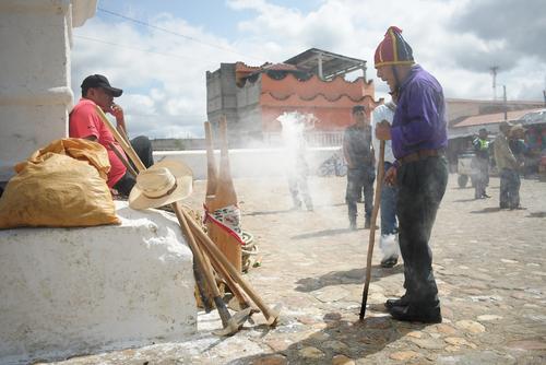 El sacristán bendice la horqueta y las herramientas que se utilizan. (Foto: Leonel Vásquez/Colaborador)
