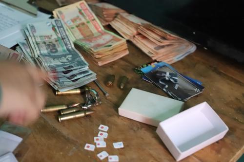 El MP decomisó dinero en efectivo, tarjetas de débito, de regalo, y municiones en viviendas usurpadas por los mareros. (Foto: MP)