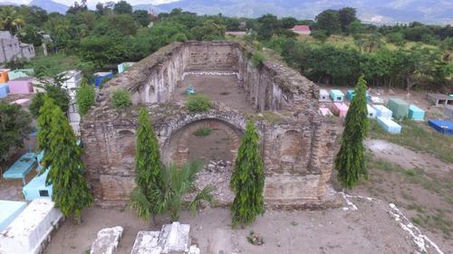 En la ciudad de Chiquimula, los visitantes admiran los vestigios de la iglesia vieja de la aldea San Esteban. (Foto: Nehemías Gutiérrez/Colaborador)