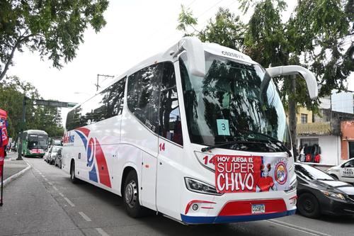 Buses y automóviles en caravana para apoyar a los chivos de Xelajú. (Foto: Jose Luis Pos/Colaborador)