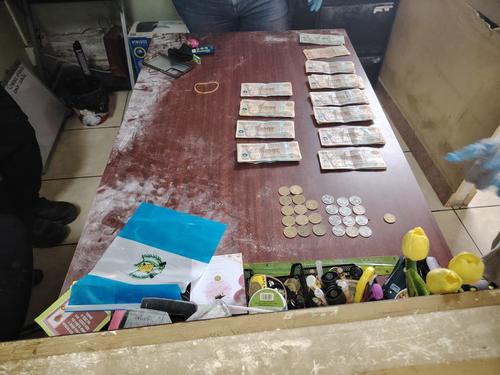 Entre lo incautado se encuentran Q9,711.75 en efectivo. (Foto: MP)