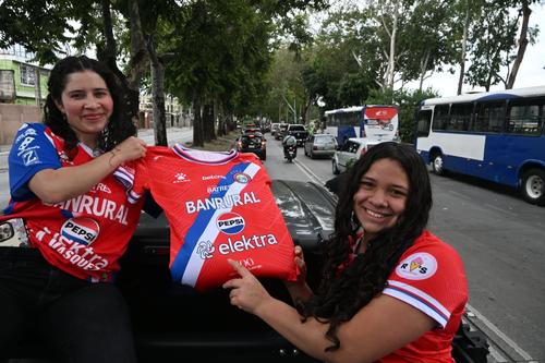 Integrantes de la familia Andrade que viajaron desde Quiché para presenciar el encuentro futbolístico. (Foto: José Luis Pos/Colaborador)