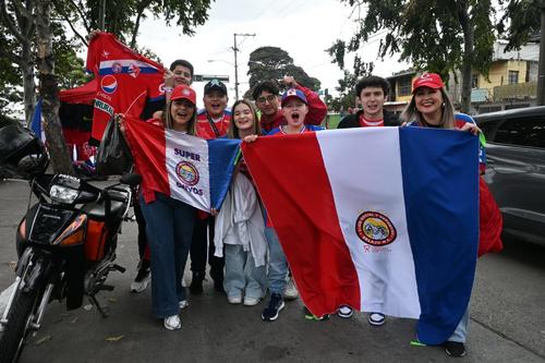Desde La Esperanza, Quetzaltenango, apoyando en familia a su equipo favorito. (Foto: Jose Luis Pos)