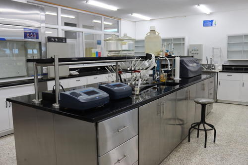 En el laboratorio se verifica que el agua pase por un riguroso control antes de ser distribuida. (Foto: Cortesía Municipalidad de Guatemala)