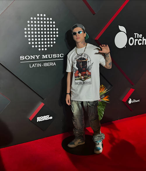 La frase que da título refleja esa tensión: el deseo de expresar algo que suena dramático. (Foto: Sebas Bárcenas)