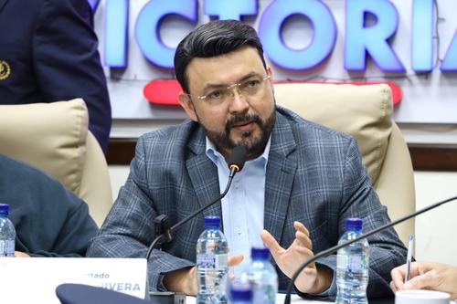 Diputado Juan Carlos Rivera del partido Victoria encabezó la reunión interinstitucional sobre la problemática de los denominados apartaparqueos. (Foto: Congreso Guatemala)