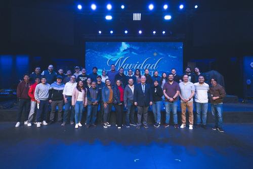 El pastor Jorge H. López, junto al elenco y colaboradores de Navidad en Orquesta. (Foto: Patricia Herrera/Colaboradora)