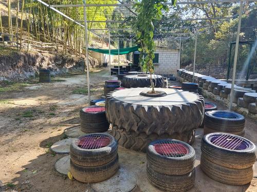 En el sitio hay áreas para comer elaboradas con neumáticos. (Foto: Archivo)