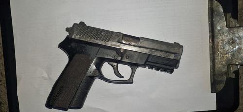 Los hermanos utilizaron el arma de fuego para amenazar al piloto del vehículo para poder robarlo. (Foto: PNC)