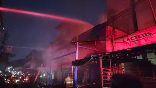Bomberos utilizaron aproximadamente 21 mil galones de agua para apagar el fuego. (Foto: Francisco Portillo/Colaborador)