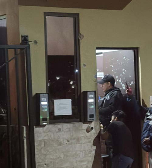 Luego que uno de los vehículos ingresara al residencial, el otro vehículo siguió disparando, dejando herido a un guardia. (Foto: Redes Sociales)