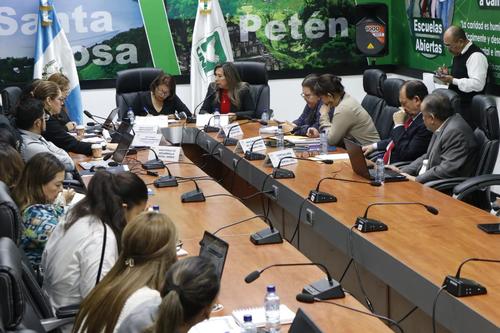 Durante el encuentro, las legisladoras solicitaron información sobre la ejecución de proyectos que atienden a familias en condición de vulnerabilidad. (Foto: Congreso Guatemala)