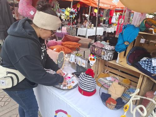 Los gorros tejidos a mano son los más buscados por su suavidad y diseño. (Foto: Josué Ardeano/Colaborador)