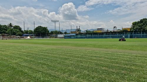 El césped natural del estadio es reparado constantemente. (Foto: Jorge Morales/Colaborador)