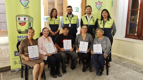Los graduados mostraron sus diplomas tras haber concluido la capacitación. (Foto: Cortesía Municipalidad de Guatemala)