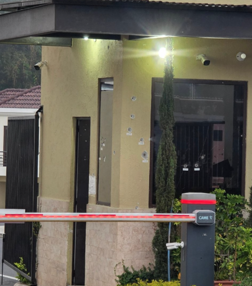 Uno de los dos vehículos armados no logró ingresar al residencial. (Foto: Redes Sociales)