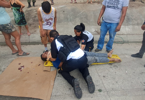 Bomberos acudieron rápidamente al hecho para brindar primeros auxilios. (Foto: Jorge Senté)