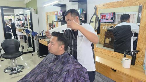 Emprendedor Josué Mejía abre dos sedes de barbería en Quetzaltenango. (Foto: Roberto Paz/Colaborador)