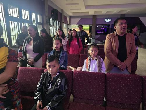 Siempre llega a escuchar la Palabra en compañía de su esposa e hijas. (Foto: Roberto Paz/Colaborador)