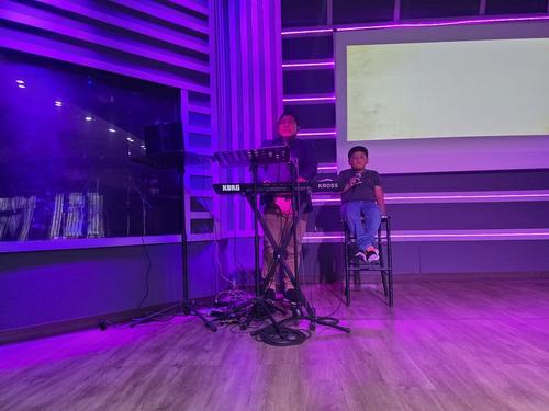 Fe y tijeras: El barbero de Xela que combina su negocio con predicación. (Foto: Roberto Paz/Colaborador)