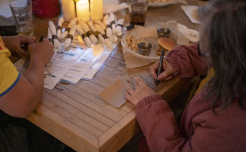 Los presentes anotaron sus malas experiencias del 2025 y las quemaron para simbolizar un fin de ciclo. (Foto: Borderless Magazine)