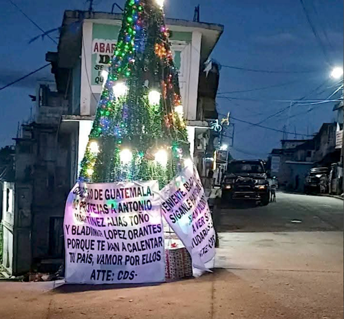 Algunas de las mantas fueron colocadas incluso en el árbol de Navidad. (Foto: Jorge senté)