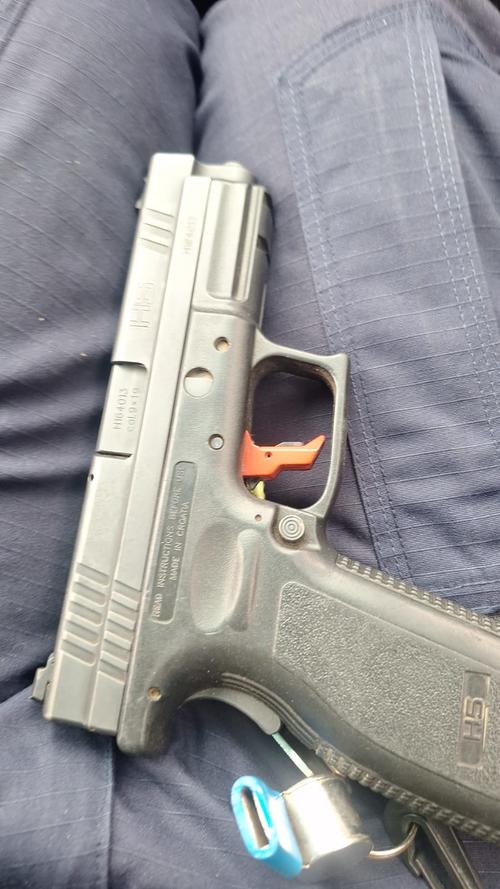 Al detenido le fue incautada un arma de fuego. (Foto: PNC)