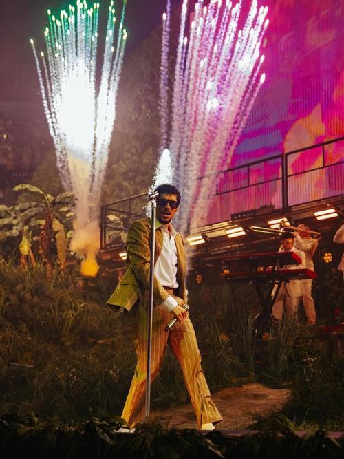 A pesar del tropiezo, la presentación mantuvo su ritmo. (Foto: X)