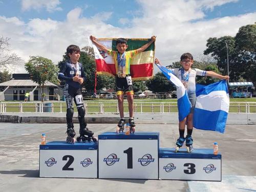 Emanuel subió al podio portando la bandera de Jalapa. (Foto: Francisco Portillo/Colaborador)