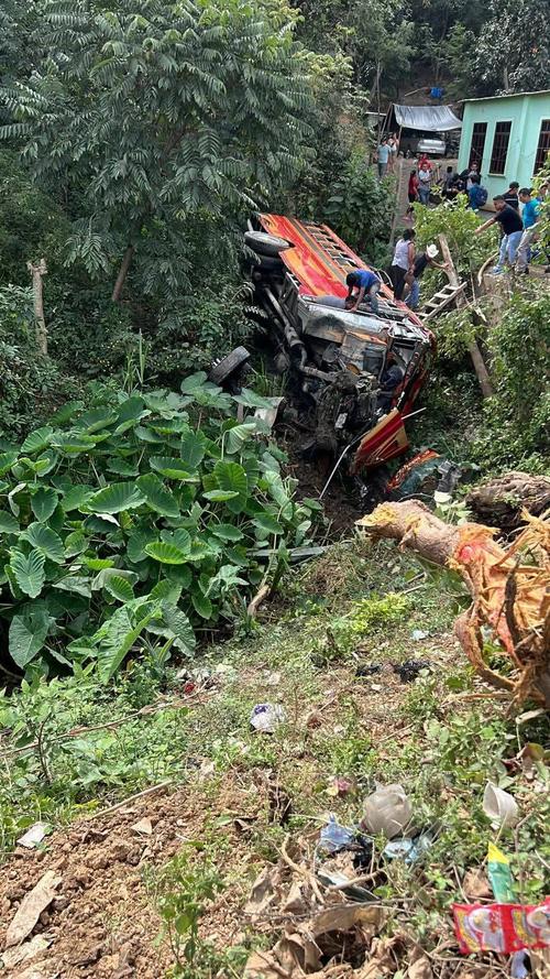 El bus no pudo esquivar por completo el otro vehículo y tras perder el control el piloto, cayó a una hondonada. (Foto: redes sociales)