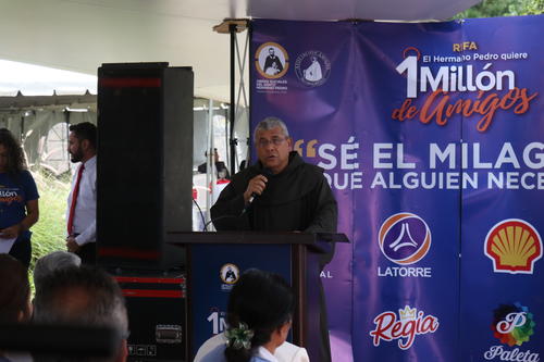 Fray Jesus Gomez, director de obras sociales agradecio el apoyo. (Foto: Renato Melgar/Nuestro Diario)