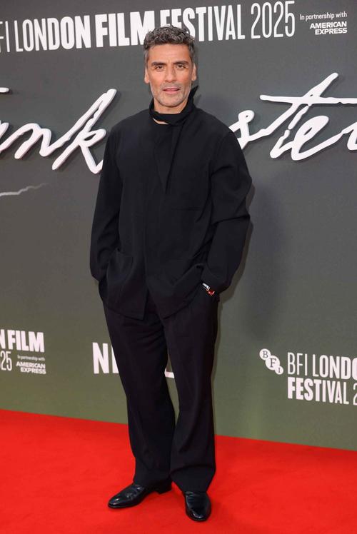 Oscar Isaac deslumbra con un traje negro en la alfombra roja de Londres. (Foto: Vogue)