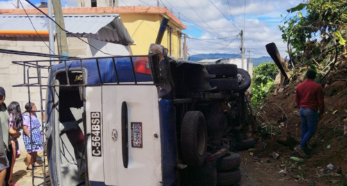 El vehiculo quedó volcado y dejó heridos. (Foto: ASONBOMD)