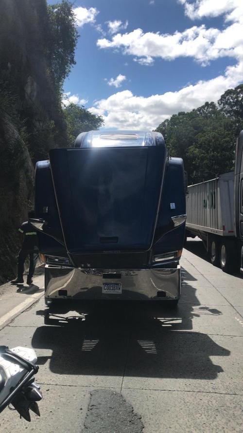 Agentes de la PMT se encuentran en coordinación para agilizar el paso vehicular. (Foto: PMT Villa Nueva)