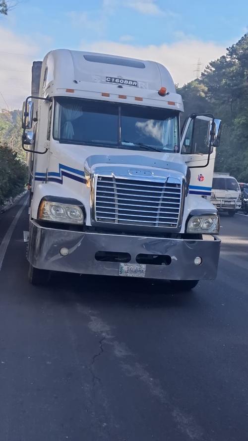 PMT de Villa Nueva coordina para movilizarlo de la vía pública. (Foto: PMT Villa Nueva)